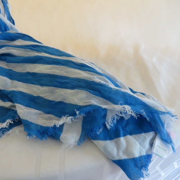 Lilly Pulitzer Accessories - Lilly Pulitzer White & Blue 100% Rayon Scarf Lilly Pulitzer Accessories - Lilly Pulitzer White & Blue 100% Rayon Scarf